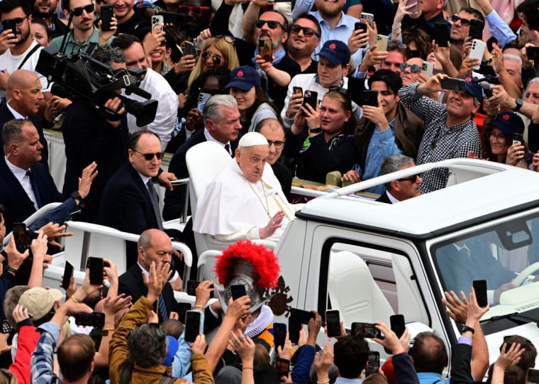 Última aparição do pontífice foi neste domingo de Páscoa; Vaticano confirmou ontem a morte por AVC e insuficiência cardíaca  ￼