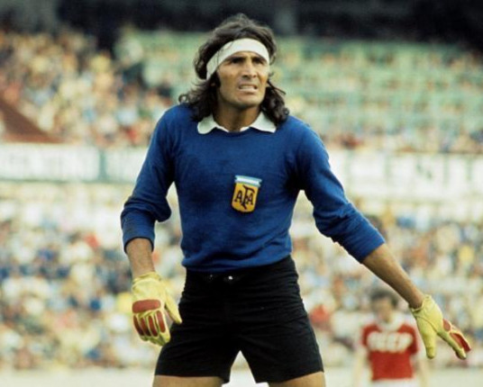 Morre o irreverente goleiro Hugo Gatti, ídolo dos argentinos, aos 80 anos