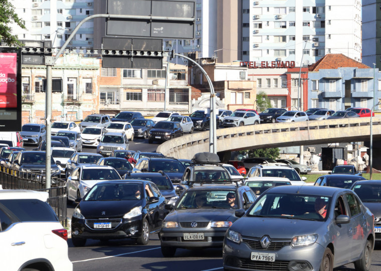 Ruas de acesso à rodoviária de Porto Alegre apresentavam lentidão na tarde desta segunda-feira (21)