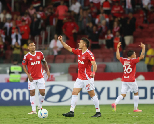 Pela Libertadores, Inter sai atrás por três, mas busca empate com o Nacional