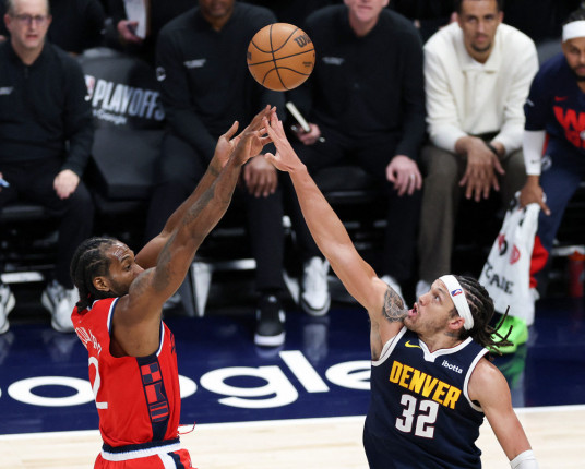 Clippers e Pistons vencem fora de casa e empatam séries nos playoffs da NBA