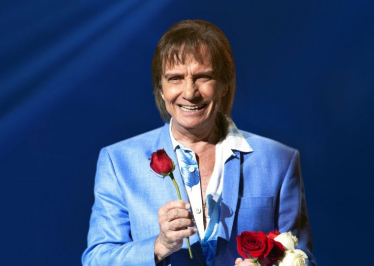 Cantor apresenta turnê 'Eu Ofereço Flores', interpretando algumas das canções mais conhecidas de sua carreira