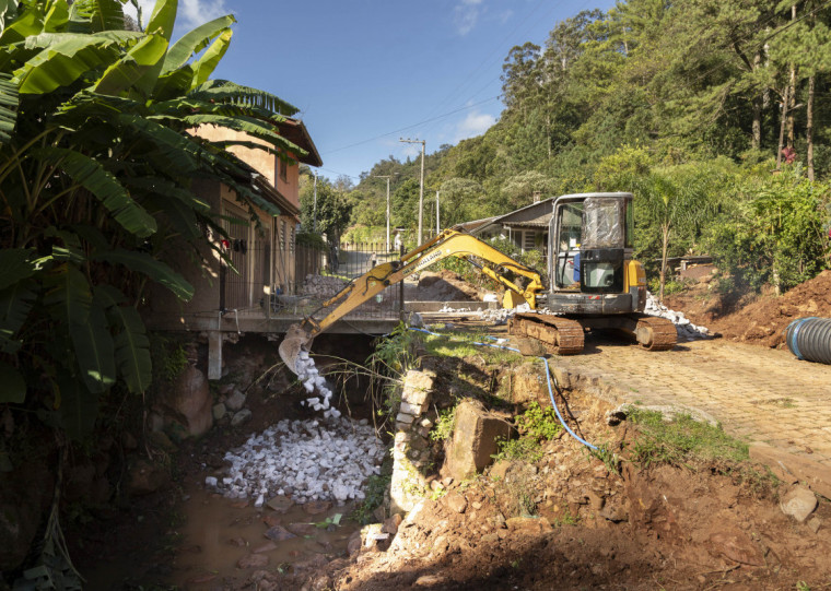 Em Gal&oacute;polis, interior do munic&iacute;pio, pontilh&otilde;es passam por reparos