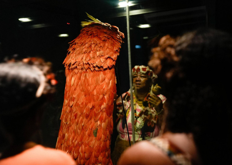 Cacica Jamopoty encontra o manto tupinambá em sessão especial no Museu Nacional do Rio de Janeiro, em setembro de 2024