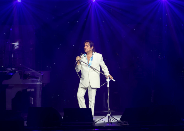 A falha, que foi mecânica, fez com que o cantor perdesse o controle do veículo. O carro desceu a lomba de ré e bateu em outros três carros e em uma árvore