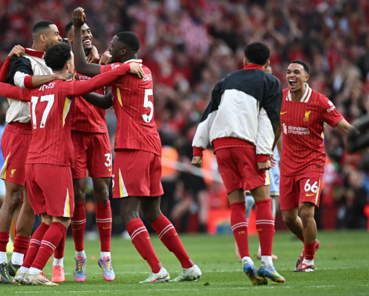 Liverpool goleia o Tottenham e garante a taça da Premier League