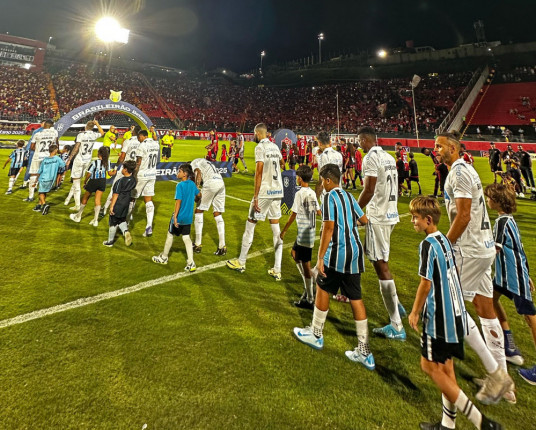 Contra o Vitória, Grêmio empata a segunda com Mano e segue no Z-4 do Brasileirão