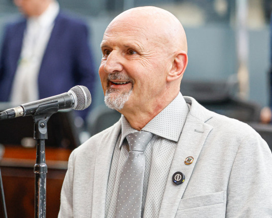 Bancada do PSDB se reunirá com Eduardo Leite para discutir fusão da sigla com o Podemos