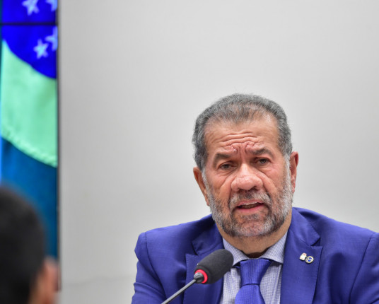 INSS não deveria intermediar associações e pensionistas, diz ministro Carlos Lupi