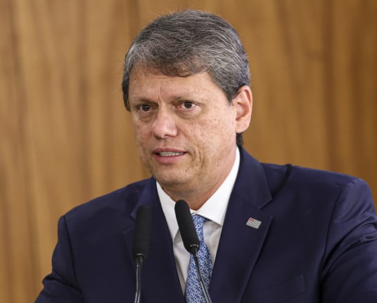 Tarcísio visita Bolsonaro em prisão domiciliar