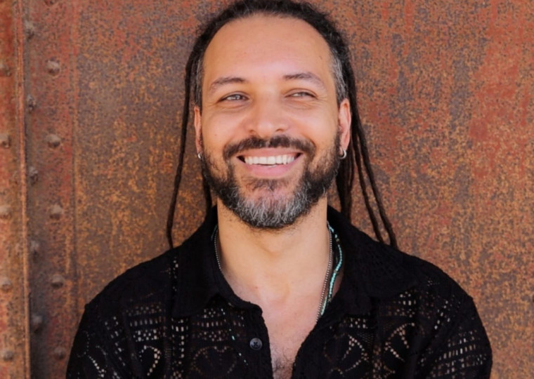 Conhecido por sua afinidade com gêneros nacionais e brasilidades, cantor apresenta repertório variado na noite desta quarta-feira (30)