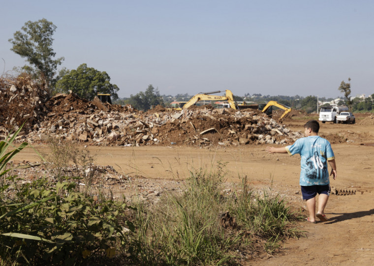 Máquinas ainda trabalham na remoção das casas destruídas; governo estadual vai construir um parque linear