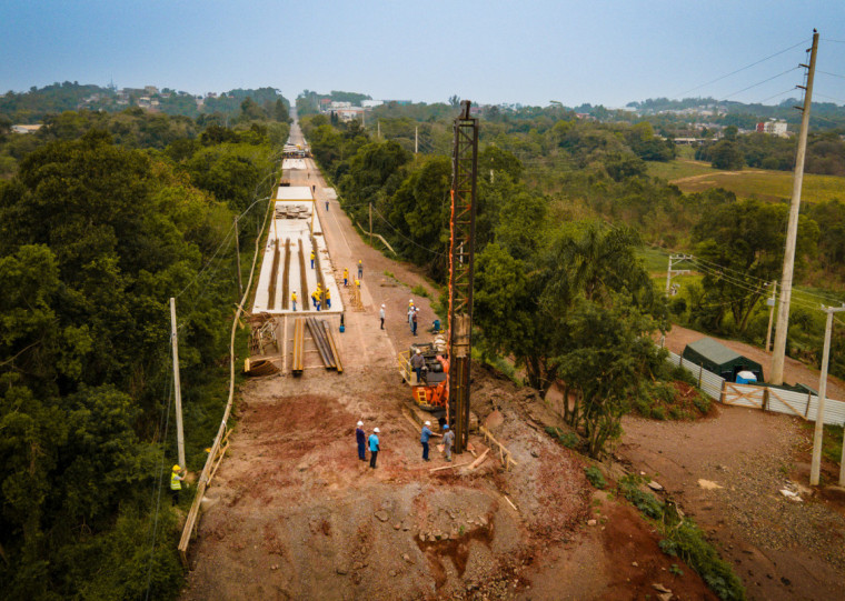 Na ERS-130, em Lajeado, na ponte sobre o Rio Forqueta, continua a obra de finalização do guarda-corpo e limpeza de trecho