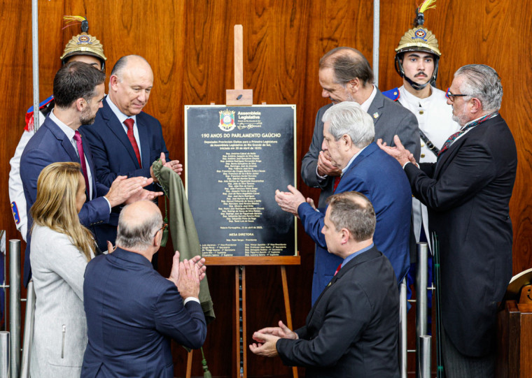 Placa sobre os 190 anos do Parlamento gaúcho foi descerrada por chefes dos Três Poderes no Rio Grande do Sul