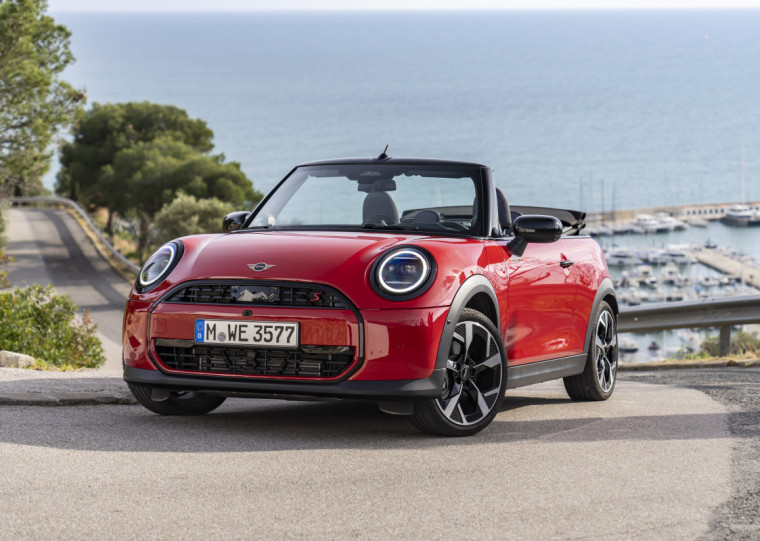 Há 12 opções de cores para a carroceria e retrovisores podem ser pretos ou brancos 