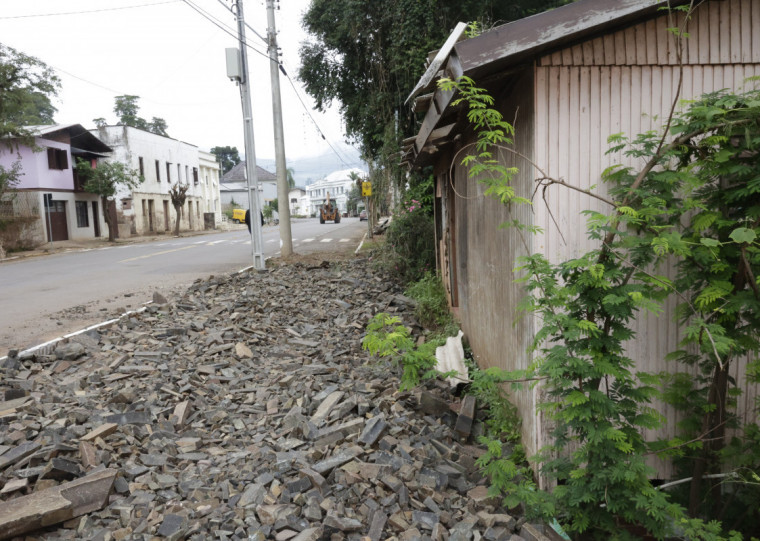 Município de Roca Sales foi fortemente atingido pelas cheias, com destruição de muitas casas