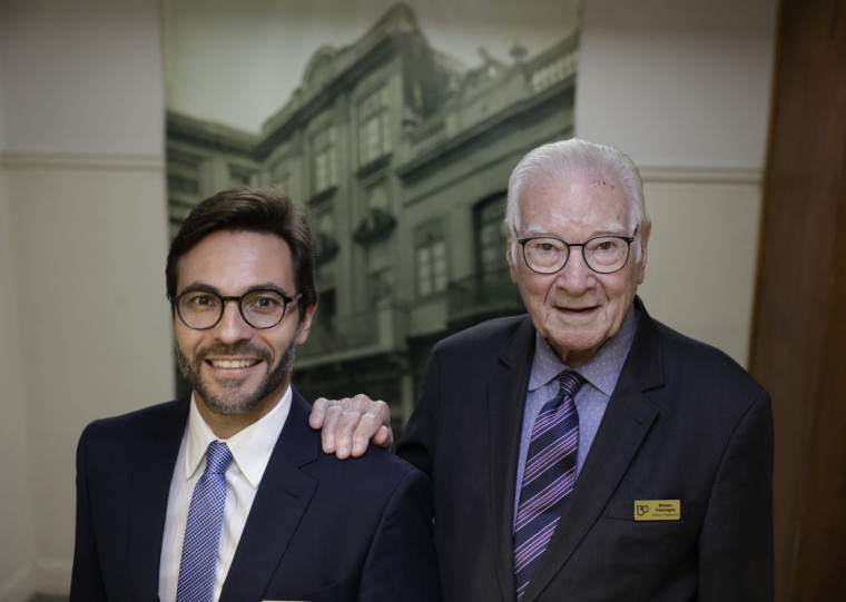 Guilherme Foernges e Bruno Foernges, duas gerações atuam na gestão da Óptica Foernges, pioneira na fabricação de lentes de óculos com receita