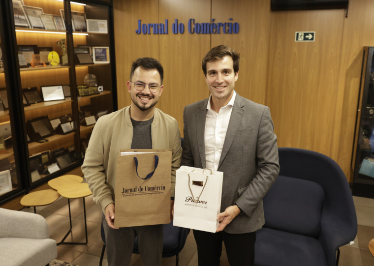 Rossi (e), CEO do evento, foi recebido pelo diretor-presidente do JC, Giovanni Tumelero