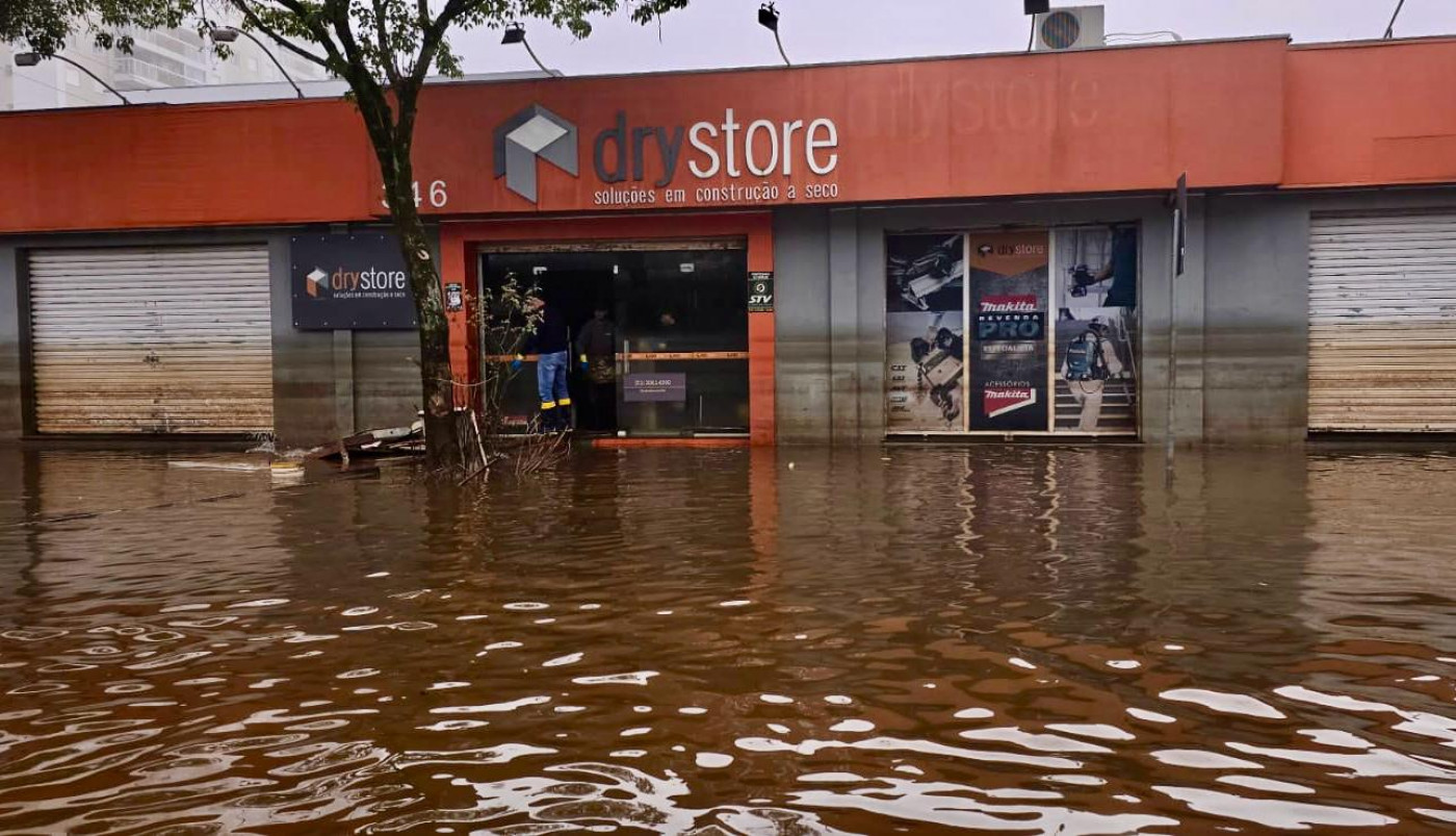 Loja fica no bairro São Geraldo e ficou mais de 20 dias com água acima de um metro | DRYSTORE/DIVULGAÇÃO/JC