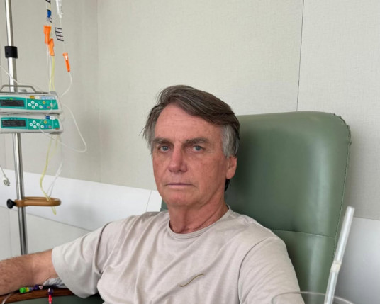 Bolsonaro deixa UTI, mas segue internado e sem previsão de alta, diz boletim médico