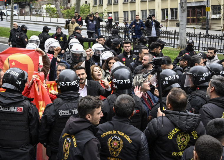 Mais de 400 pessoas foram presas em Istambul nesta quinta-feira (1)