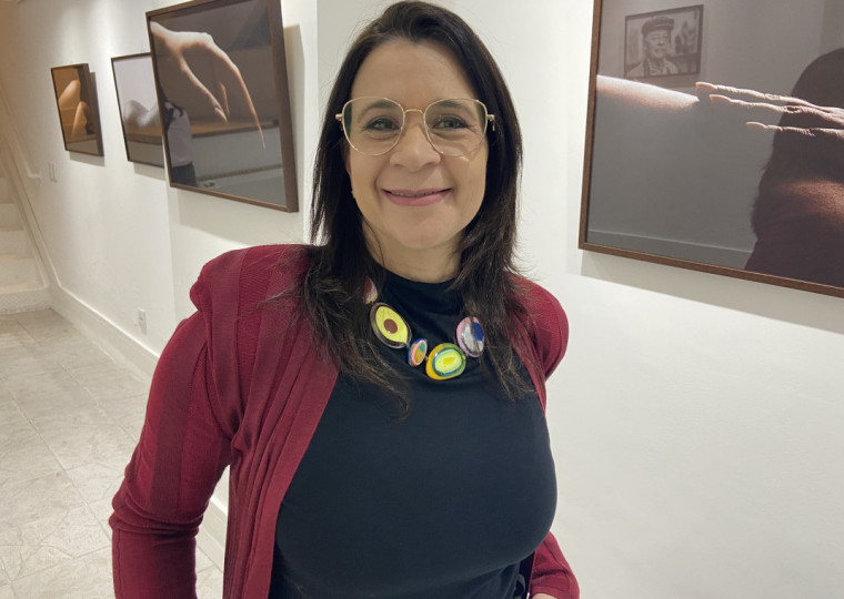 Andrea Graiz com sua produção fotográfica na Galeria Stockinger