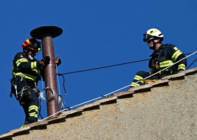 Chaminé é usada para queimar as cédulas do conclave que elegerá o sucessor do papa Francisco