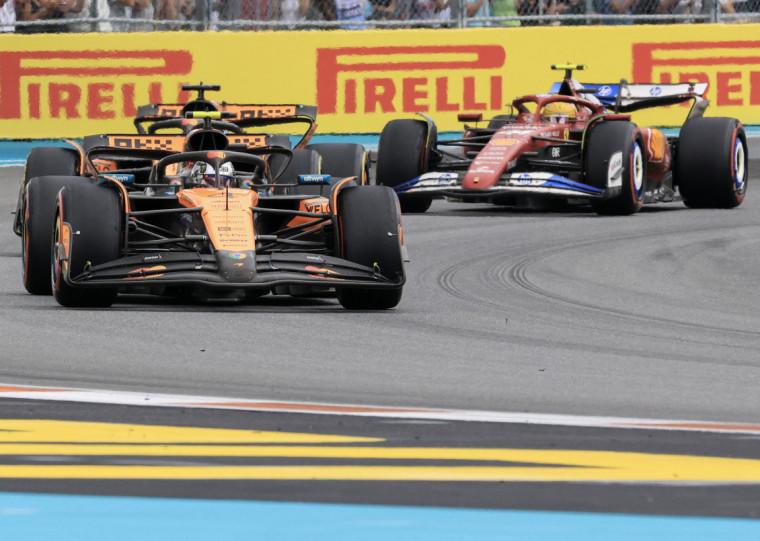 Seu companheiro de equipe, Oscar Piastri, ficou em segundo lugar e Lewis Hamilton completou o pódio