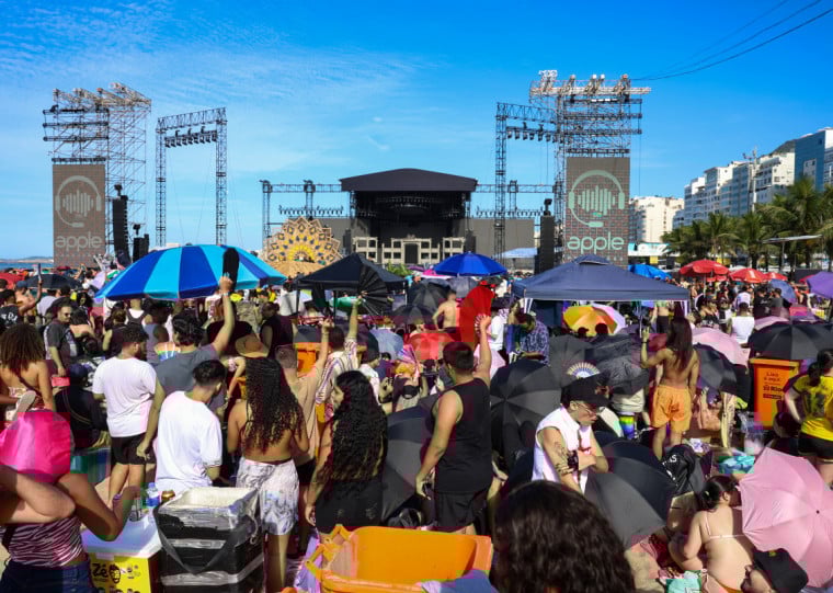 Os fãs estão preparados para enfrentar o sol até o horário do show, marcado para as 21h45min
