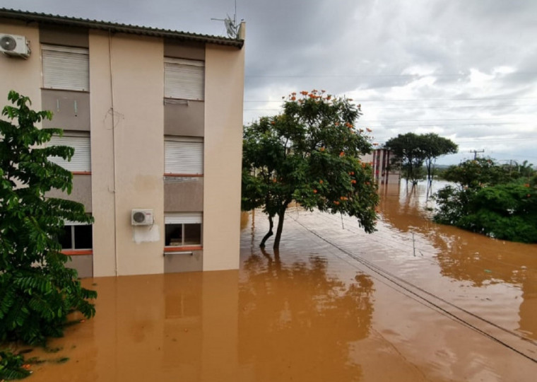 Água tapou apartamentos térreos e atingiu parte do segundo andar