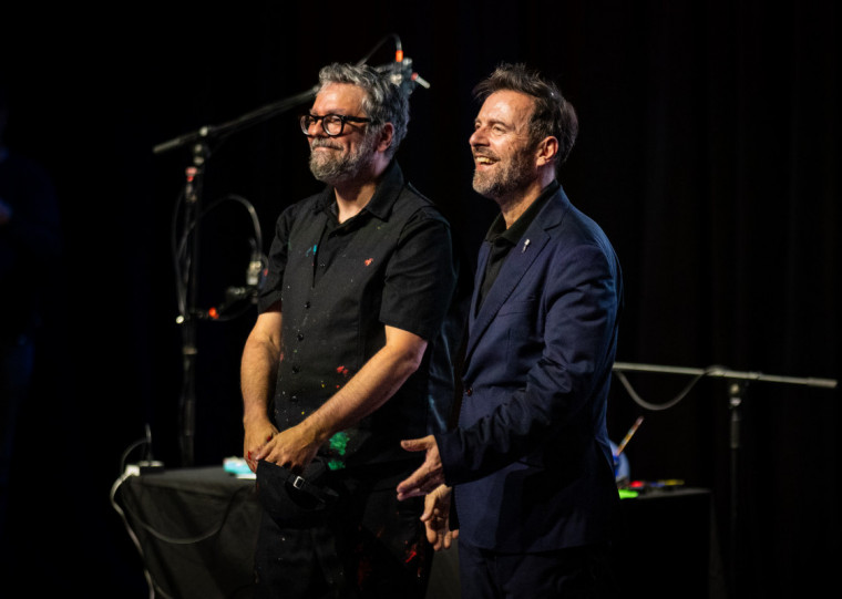 Com mais de 15 anos de parceria, m&uacute;sico Kevin Johansen e cartunista Liniers fazem show no Ara&uacute;jo Vianna