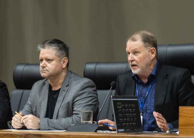 Léo Voigt (D), ex-secretário de Desenvolvimento Social, e Cristiano Roratto (E), ex-presidente da Fasc, depondo juntos dias após o incêndio na Pousada Garoa