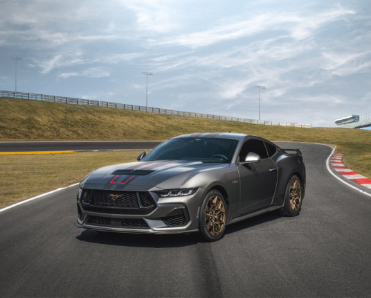 Ford Mustang GT com câmbio manual é esportivo autêntico