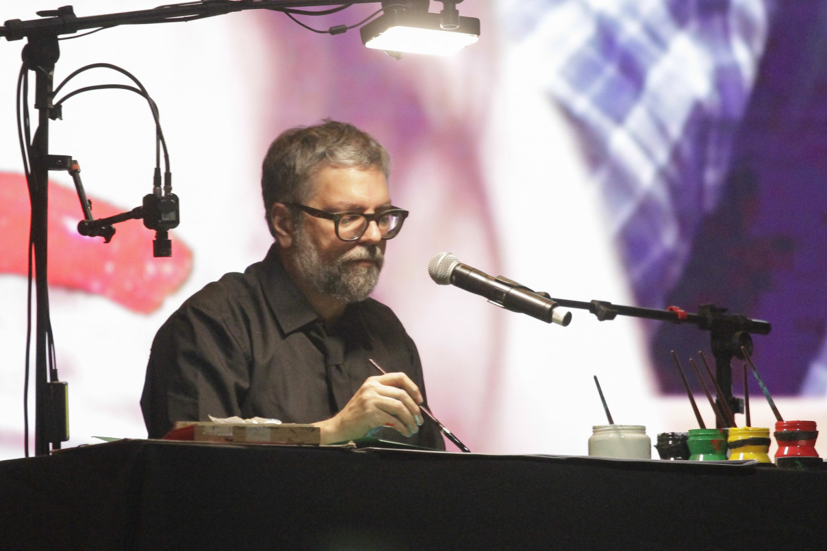 A cada m&uacute;sica, artista Liniers produzia uma nova ilustra&ccedil;&atilde;o, deixando o p&uacute;blico, por vezes, desconcertado | EVANDRO OLIVEIRA/JC