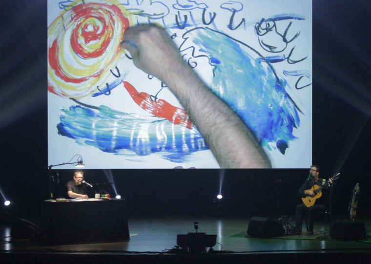 M&uacute;sico argentino Kevin Johansen se apresentou junto com o artista Liniers, que desenhou ao vivo e projetou ilustra&ccedil;&otilde;es em tel&atilde;o no palco