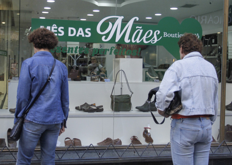 Pesquisa mostrou que comércio registrou 70% de compras parceladas com cartão