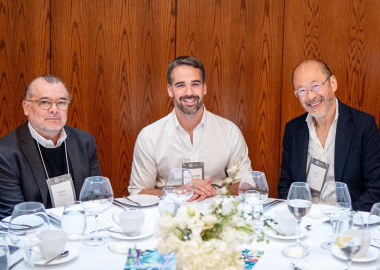 Governador Eduardo Leite participou, no sábado de um brunch do Instituto Ling, com palestra de Gustavo Franco (e); à esquerda, e a presença do empresário William Ling