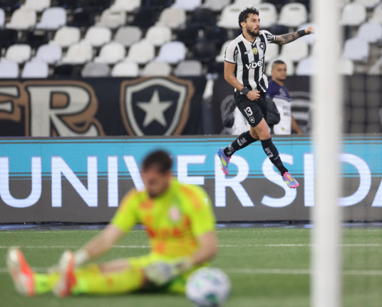 Inter volta a ser vulnerável na defesa, leva 4 a 0 do Botafogo e acumula terceira derrota seguida