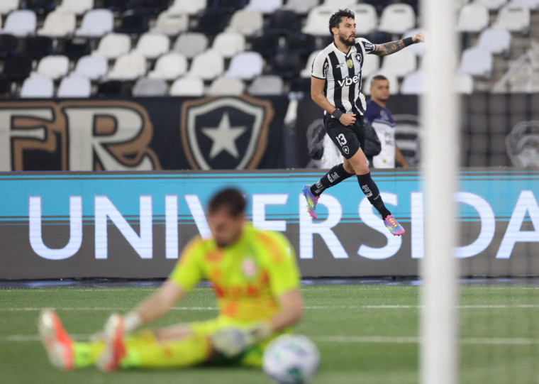 Gols dos donos da casa foram marcador por Igor Jesus, Artur, Cuiabano e Alex Telles