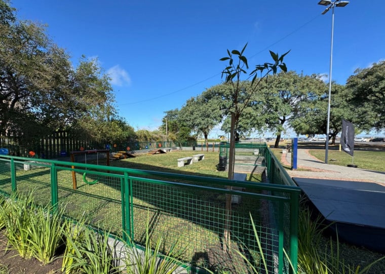 &Aacute;rea cercada na pra&ccedil;a J&uacute;lio Mesquita tem equipamentos para brincadeiras e apoio a donos