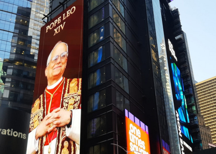 Painel na Times Square saúda o Papa Leão XIV