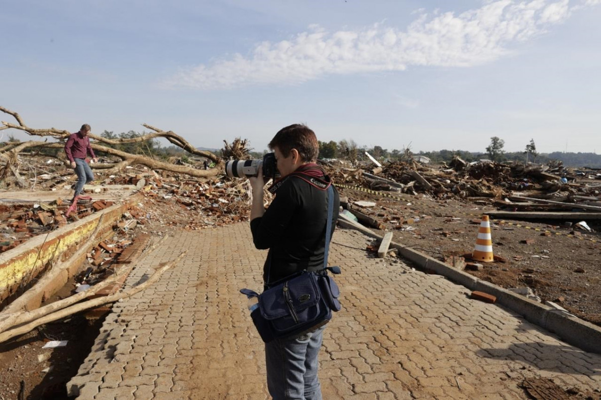 T&acirc;nia Meinerz: fotos de exposi&ccedil;&atilde;o demonstram "o caminho que o nosso planeta est&aacute; seguindo com as mudan&ccedil;as clim&aacute;ticas" | DIEGO NUNEZ/ESPECIAL/JC