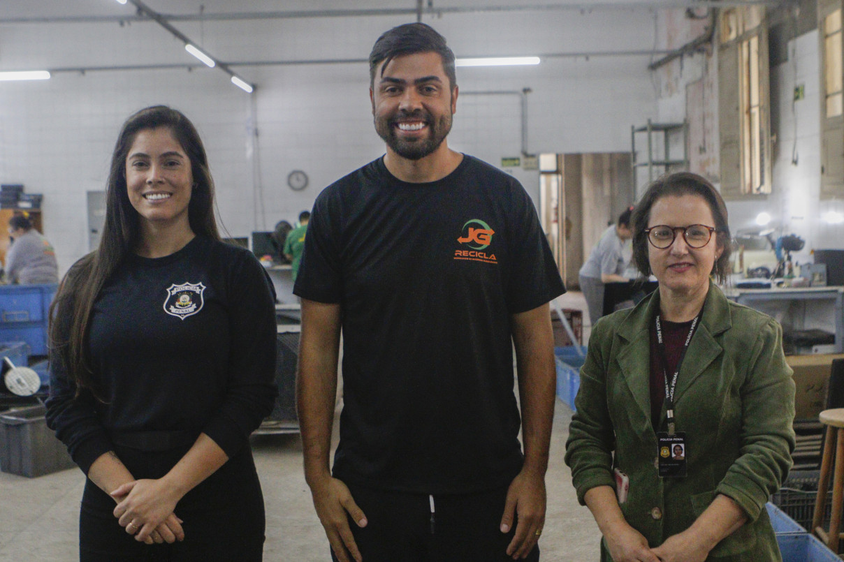 Suelen Teixeira, diretora do Madre Pelletier, Joelson Gonsalves, sócio da JG Reciclagem, e Sabrina Varoni, diretora adjunta da penitenciária | BRENO BAUER/JC
