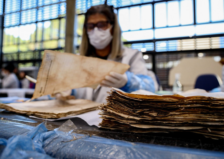 Mais de 12 mil caixas de documentos foram molhados na enchente