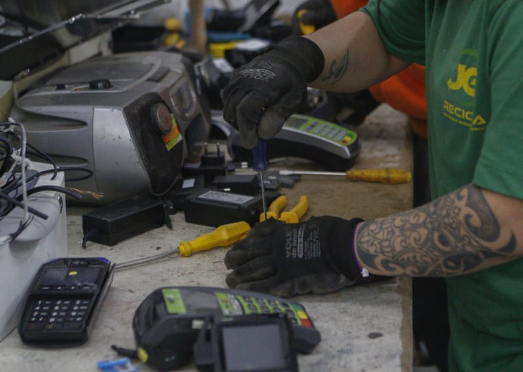 Um grupo selecionado de detentas trabalham com a descaracterização de objetos advindos do Programa Sustentare