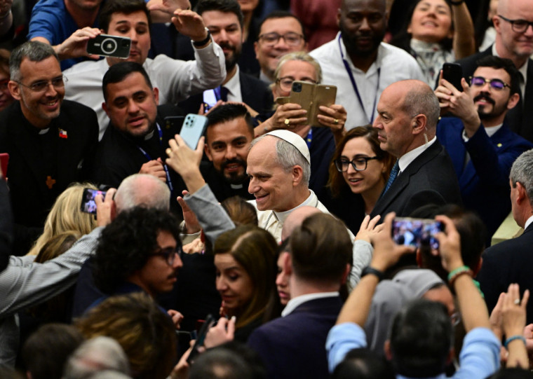 Papa Leão XIV teve seu primeiro encontro com a imprensa nesta segunda-feira 