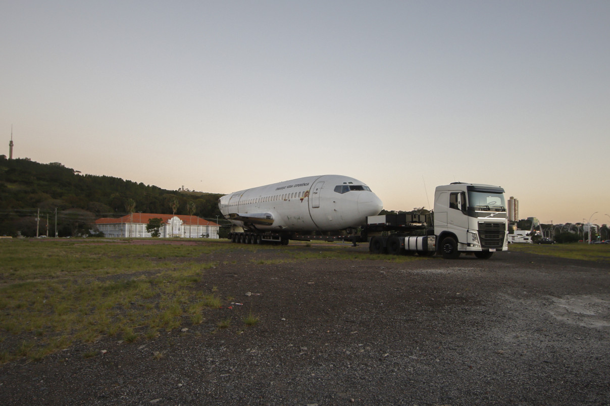 Na tarde desta ter&ccedil;a-feira, avi&atilde;o era colocado sobre um caminh&atilde;o | BRENO BAUER/JC