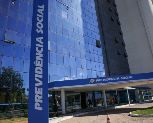 INSS afasta 4 servidores por suposta ligação com descontos ilegais