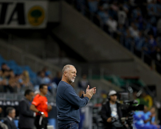 Mano admite 'desespero para fazer o básico' e vê dificuldade em evolução do Grêmio