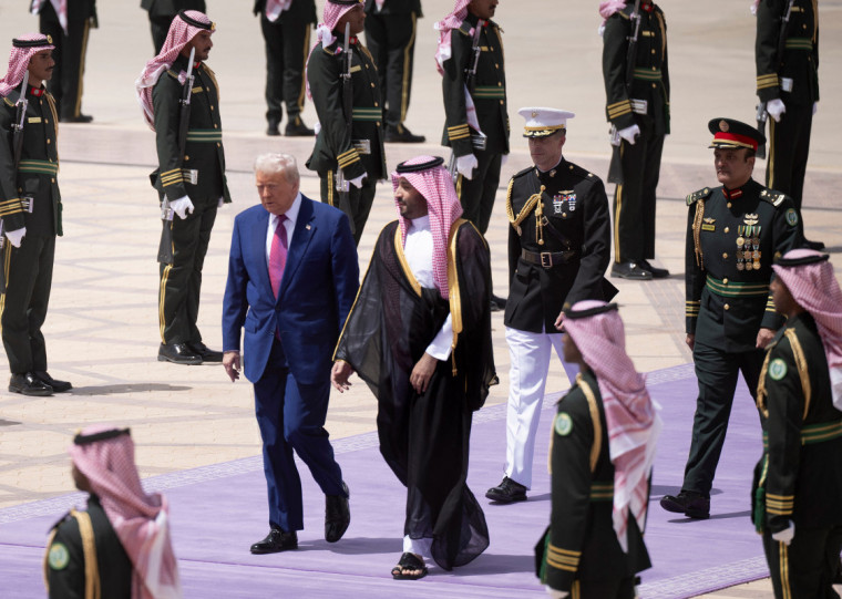 Trump foi recebido pelo príncipe herdeiro Mohammed bin Salman, que governa de fato o país